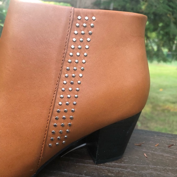 ๐บ Vionic Leather Ankle Booties ๐บ - Picture 2 of 15